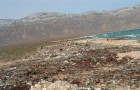 مخلفات بشواطئ قلنسية-سقطرى